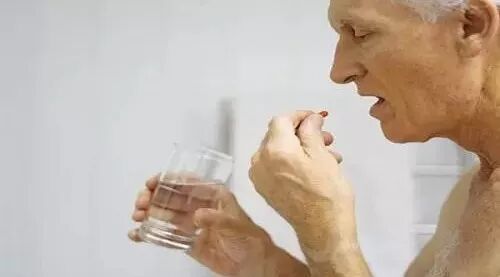 吃药时吃它，等于服毒，严重要命！这张用药禁忌表，早该人手一份