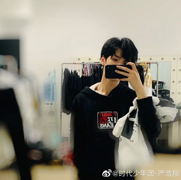 严浩翔 对镜拍狂人 热点讯息网