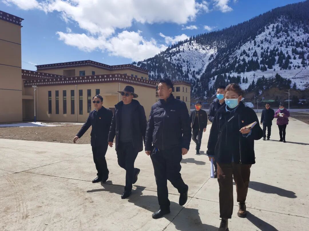 昌都市教育局副局长西绕多吉赴类乌齐县实地考察第二初级中学选址事宜