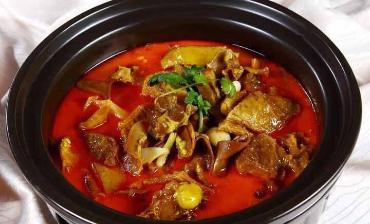 红汤色泽红亮,麻辣爽口,牛杂爽脆有嚼劲,十分开胃.