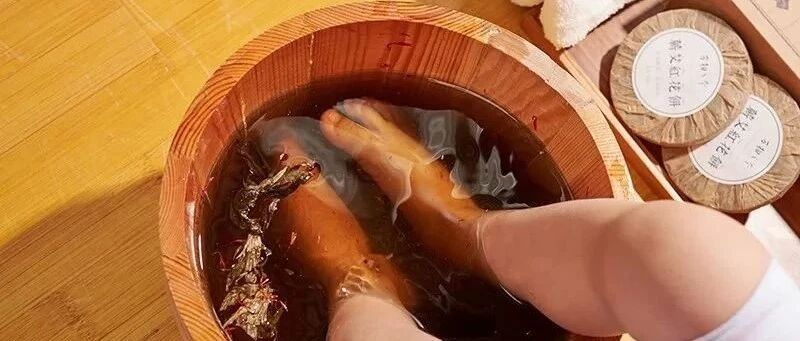 睡前这样泡脚，湿气哗哗排出，气色好了，身体轻了，方法实用简单！