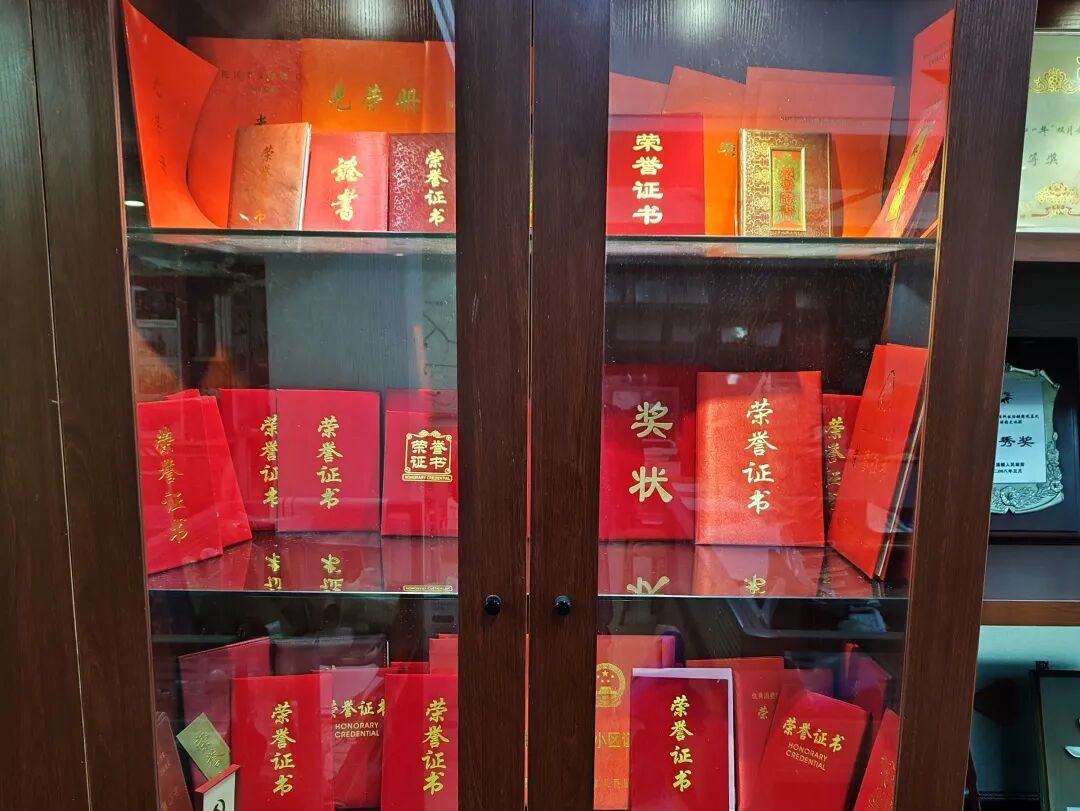 荣誉证书和奖牌如今,在紫藤苑居委会的橱窗里,摆放着全国青年文明社区