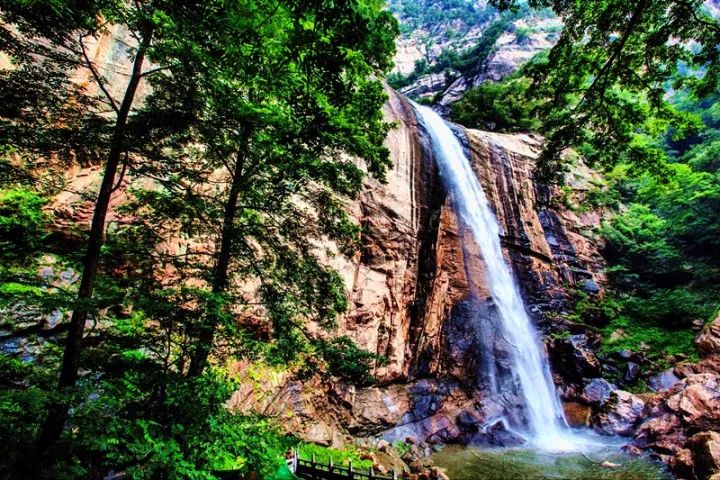 洛阳白云山：云在山间飘，水在空中挂