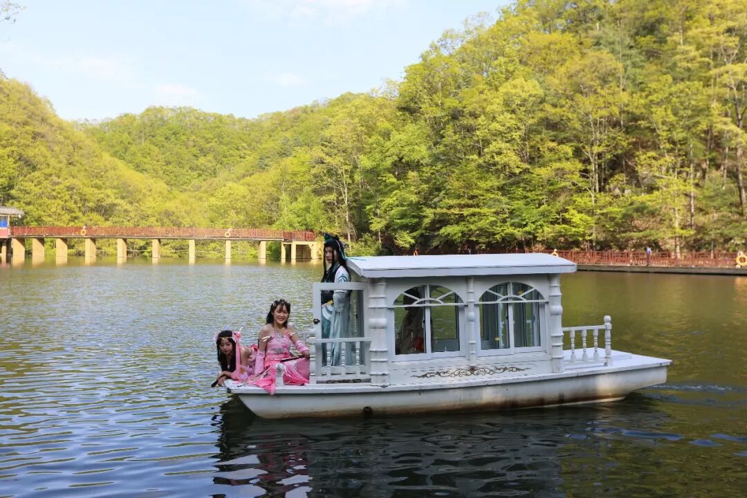 洛阳白云山：云在山间飘，水在空中挂