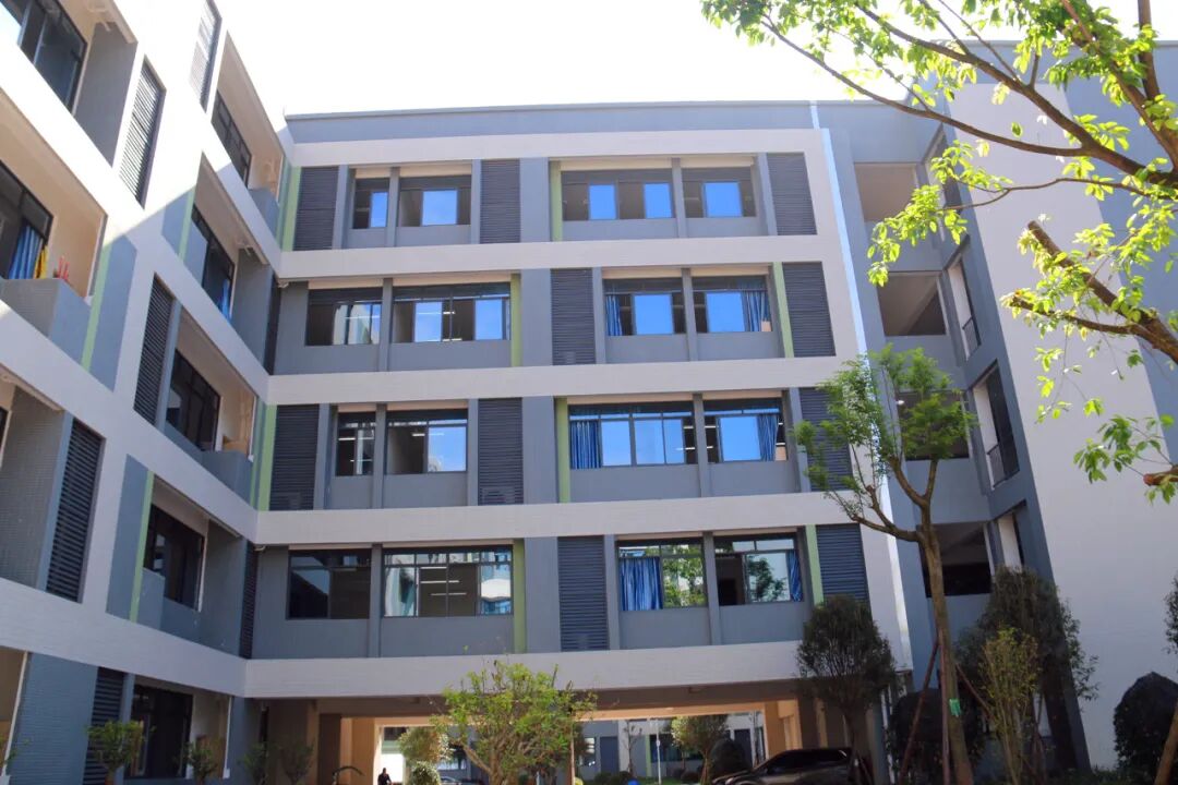 走进沐川中学新校区,秋高气爽,艳阳高照.