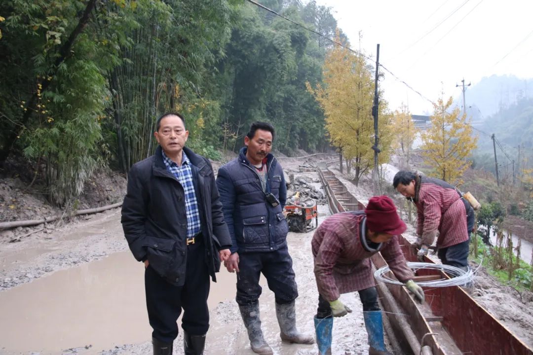 谈及为何修建这条路时,刘作良说"穷不失志,富