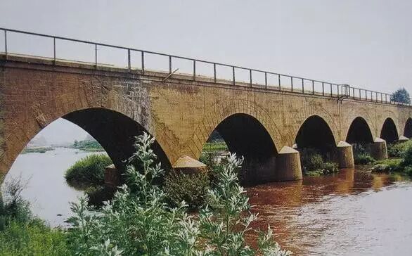 而且养护,维修费用少; (4)外形美观; (5)构造较简单,尤其是圬工拱桥