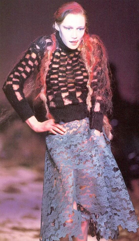 alexander mcqueen从暴力美学到潮流浪漫,时尚从此再没有这么疯狂过!