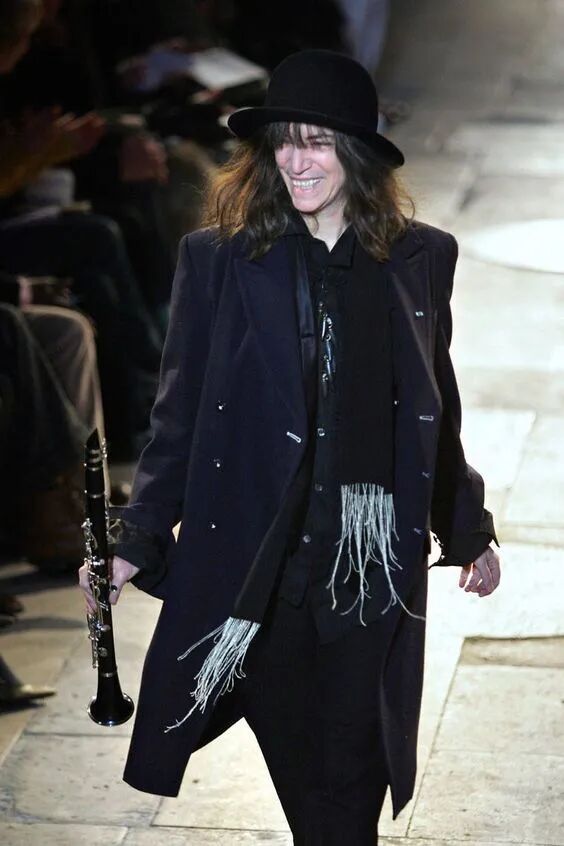 patti smith在采访中说:"我从穿着ann的衣服中得到了很大的力量,从我