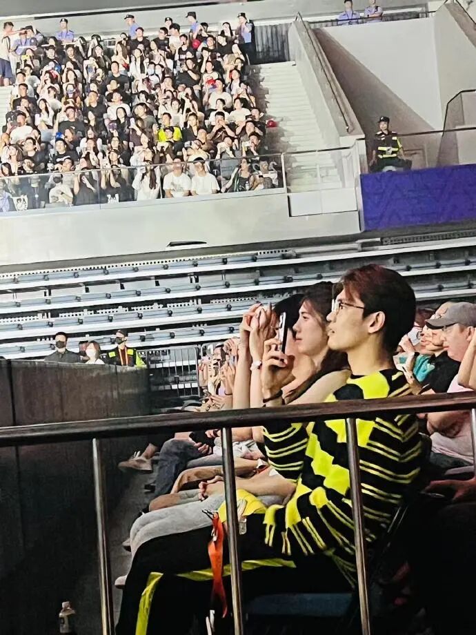 陈奕迅演唱会现场，他们集体现身！网友：梦幻联动