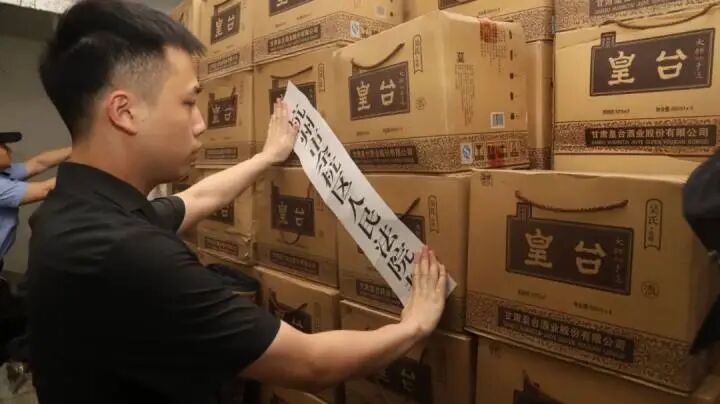 男子欠款330万拒不还钱！法院上门强制腾房，车库里却发现......