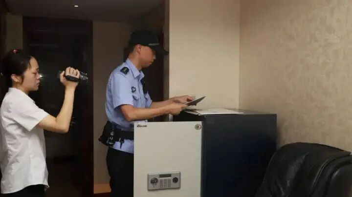 男子欠款330万拒不还钱！法院上门强制腾房，车库里却发现......