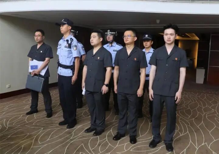 男子欠款330万拒不还钱！法院上门强制腾房，车库里却发现......