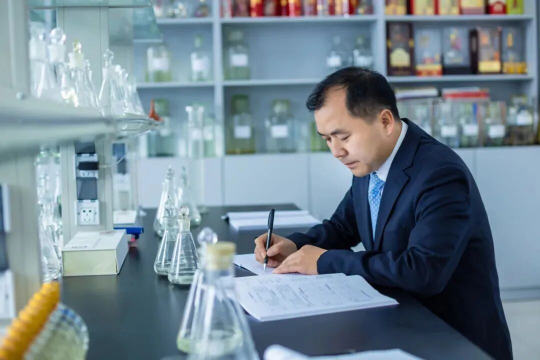 【秦洋长生酒业】荣耀时刻 || 原浆540古秦洋酒、窖藏10古秦洋酒双双斩获大奖