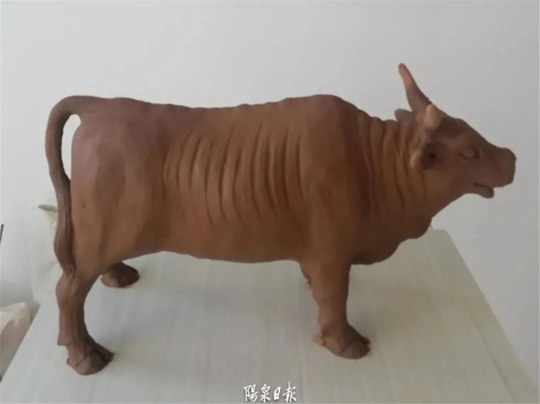 2月1日,记者来到泥人史彩塑工作室,一进门就被桌上摆着