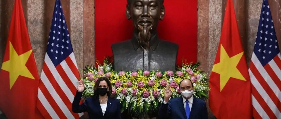 哈里斯拉拢越南对抗中国，这张照片尴尬了