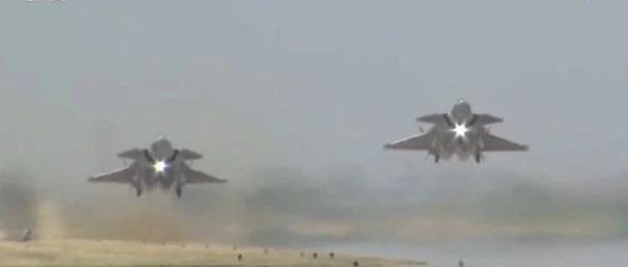 沙场阅兵走红的飞行员，今天圆梦