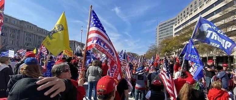 华盛顿集会“爆发混战”，特朗普发推“声援”