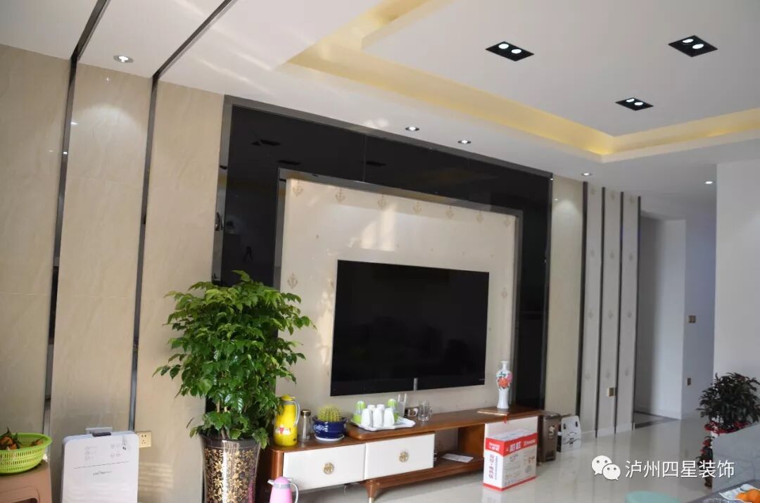 > 行业动态  ▲电视背景墙选择以印花墙布为底色,四周以黑镜和黑钢做