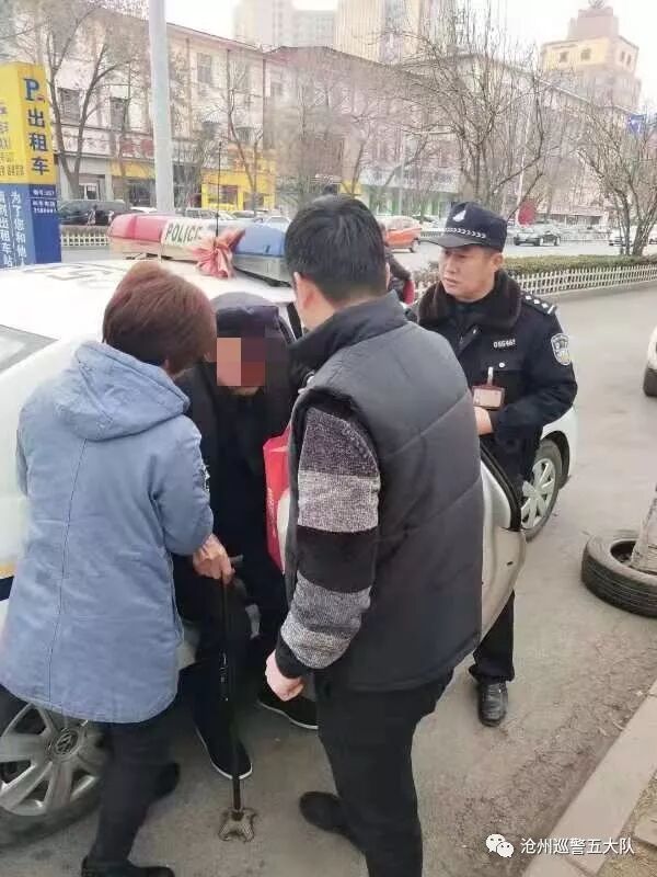 警车|87岁老人找不到家 民警忙活半天帮他找亲人