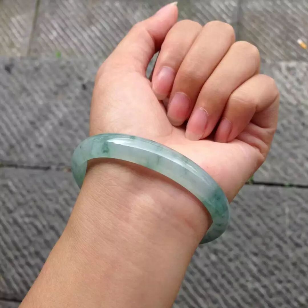 玉镯应该戴在哪只手更合适？