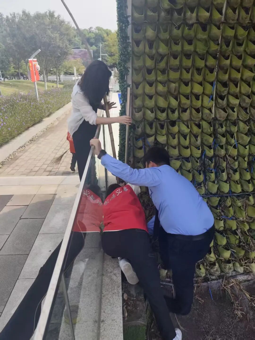 义警用鱼竿，“钓”回游客手机,国庆特辑丨100分钟暖心救援，东湖义警8米深夹缝里“钓..