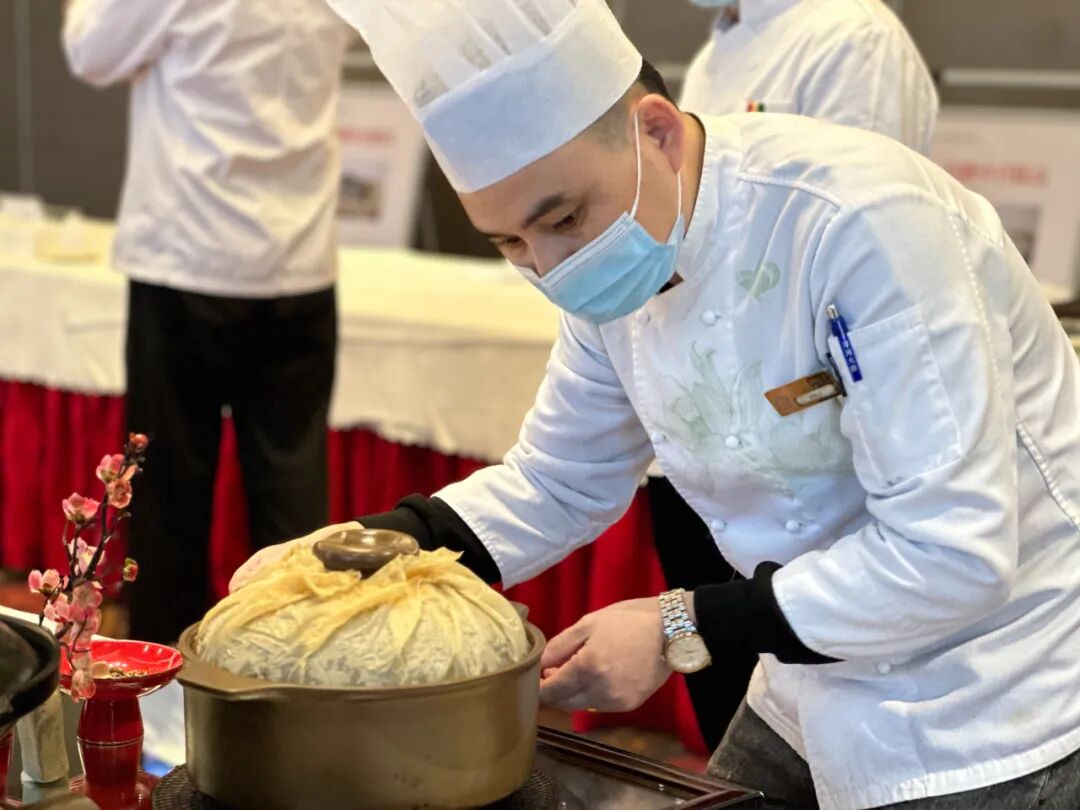 三两半神仙炖鸡、川贝百合润肺汤、蟹黄雪耳鱼米羹、当归乳鸽炖鱼元、黄芪党参乌鸡豆腐丸、当归猪肚老鸭煲……兰溪开评“十大药膳”