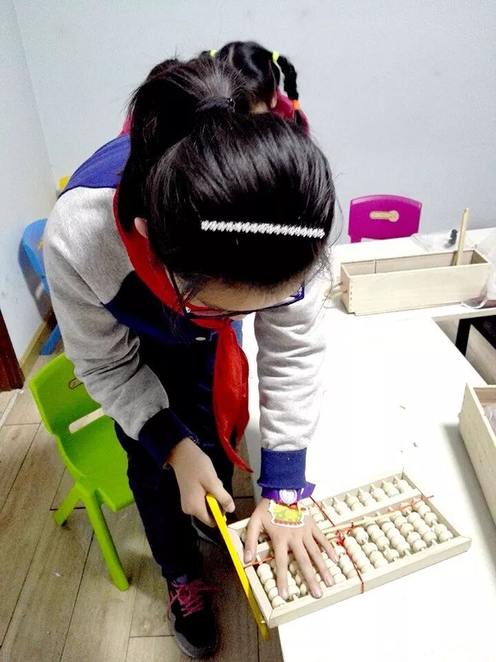 手艺力财商智者系列活动二噼里啪啦做算盘