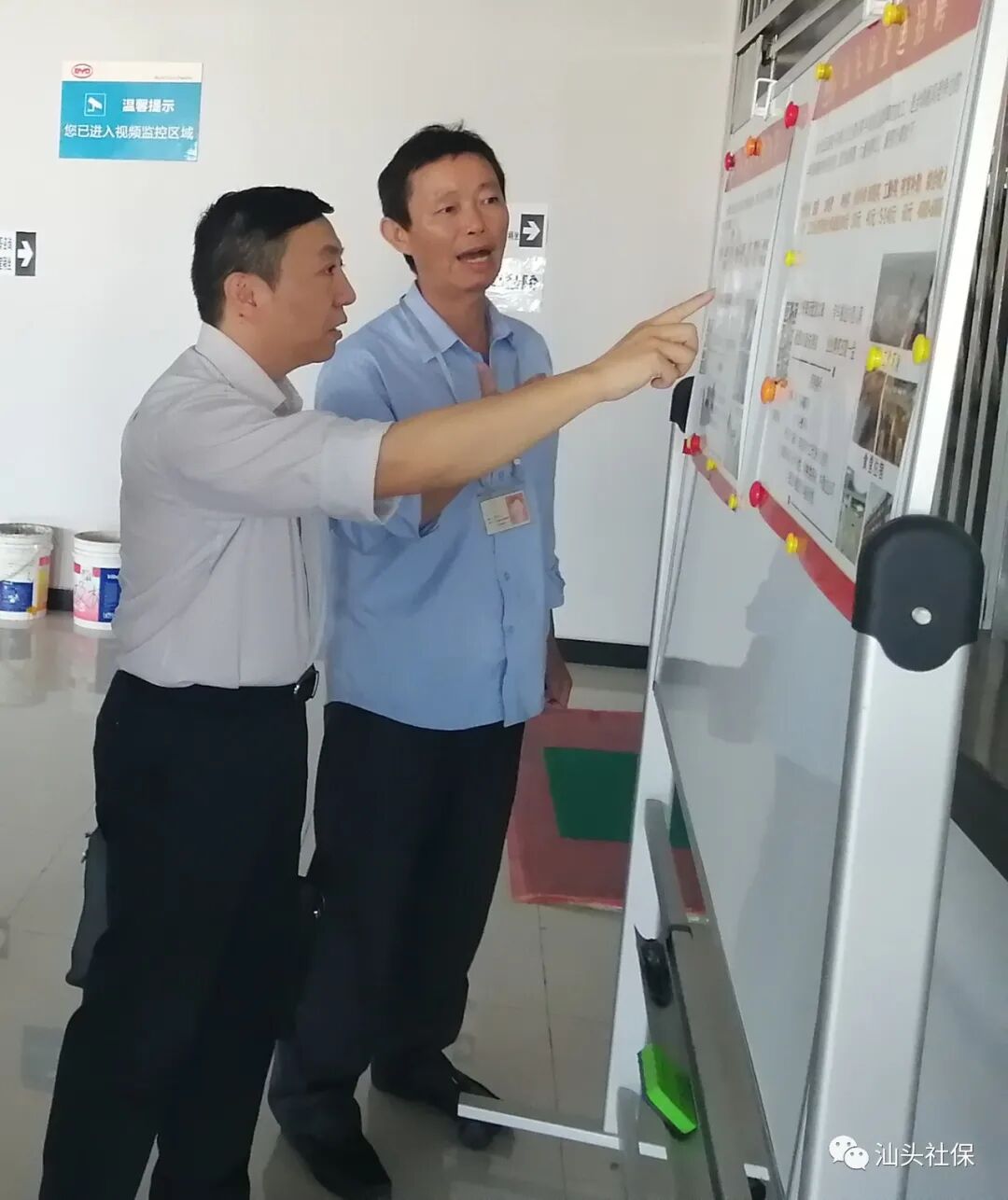 调研组一行在比亚迪客车销售事业部销售总监蔡杰的带领下深入园区和