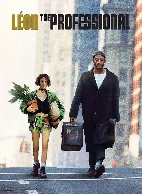 剪着短发,抱着盆栽的玛蒂达,戴着帽子,拎着箱子的里昂,并排走来的场景