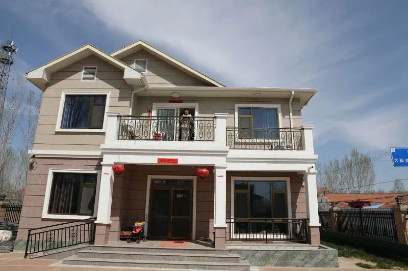 农村盖轻钢贵不贵？村民被采访说了这样的话