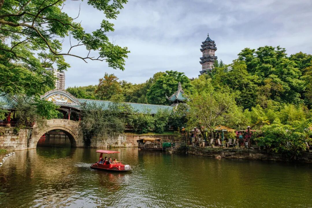 林峥说,作家金受申在1955年发表的《美丽的北京》就是其中的代表作.
