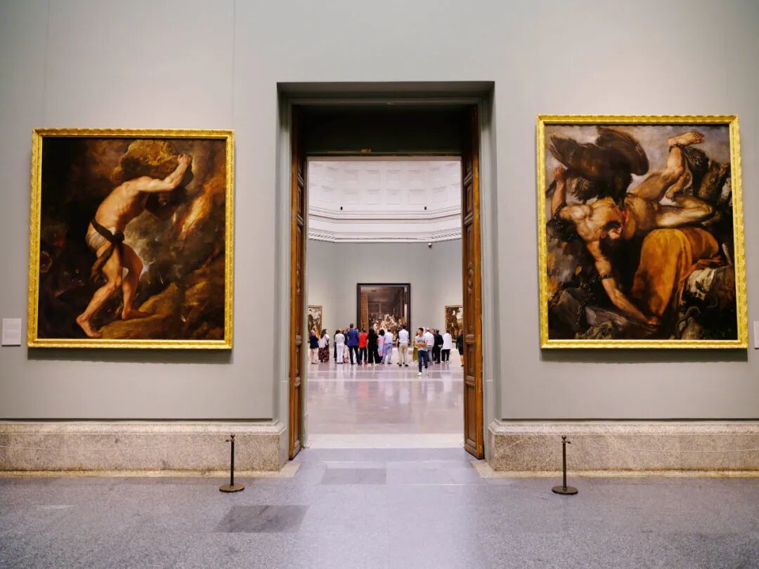 12号厅的入口,挂着提香的巨幅神话题材作品《西西弗斯》和《提提俄斯