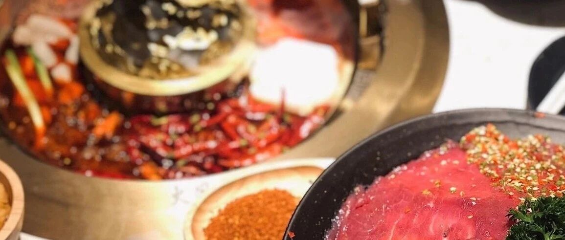 一顿羊肉火锅后，微醺的他双脚疼得无处安放，连鞋也穿不进……