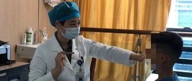 看不起黑板上的字，一查竟是远视！医生：8岁前是治疗黄金期，错过没有后悔药……