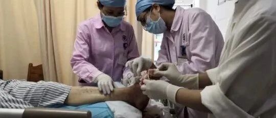 男子险些失去左脚，凶手竟是一条鱼！只因忽视了这个细节……