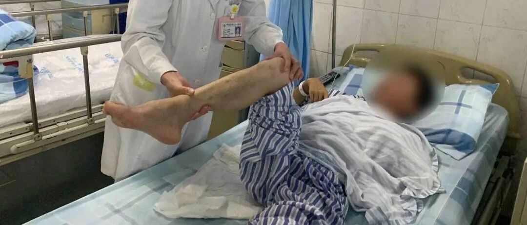 男子瘫坐路边大小便失禁，路人报警送医：脑中布满虫子！只因平常这个习惯……