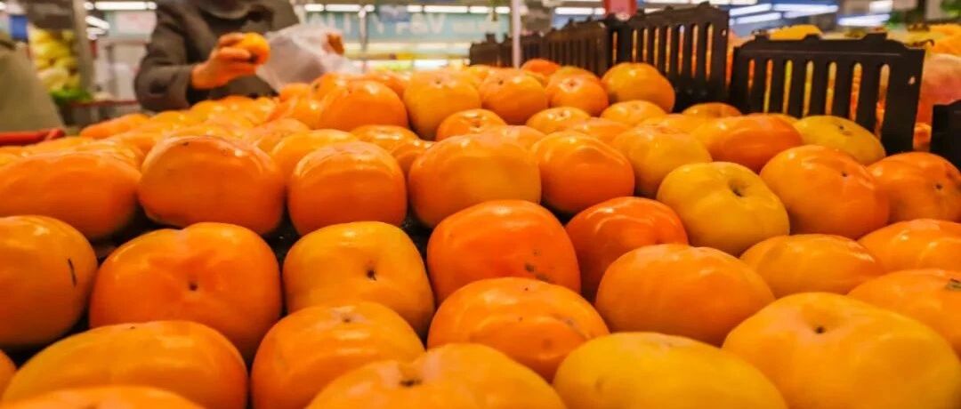 三斤柿子下肚，胃里竟长出石头！医生提醒：还有这些食物也不能多吃