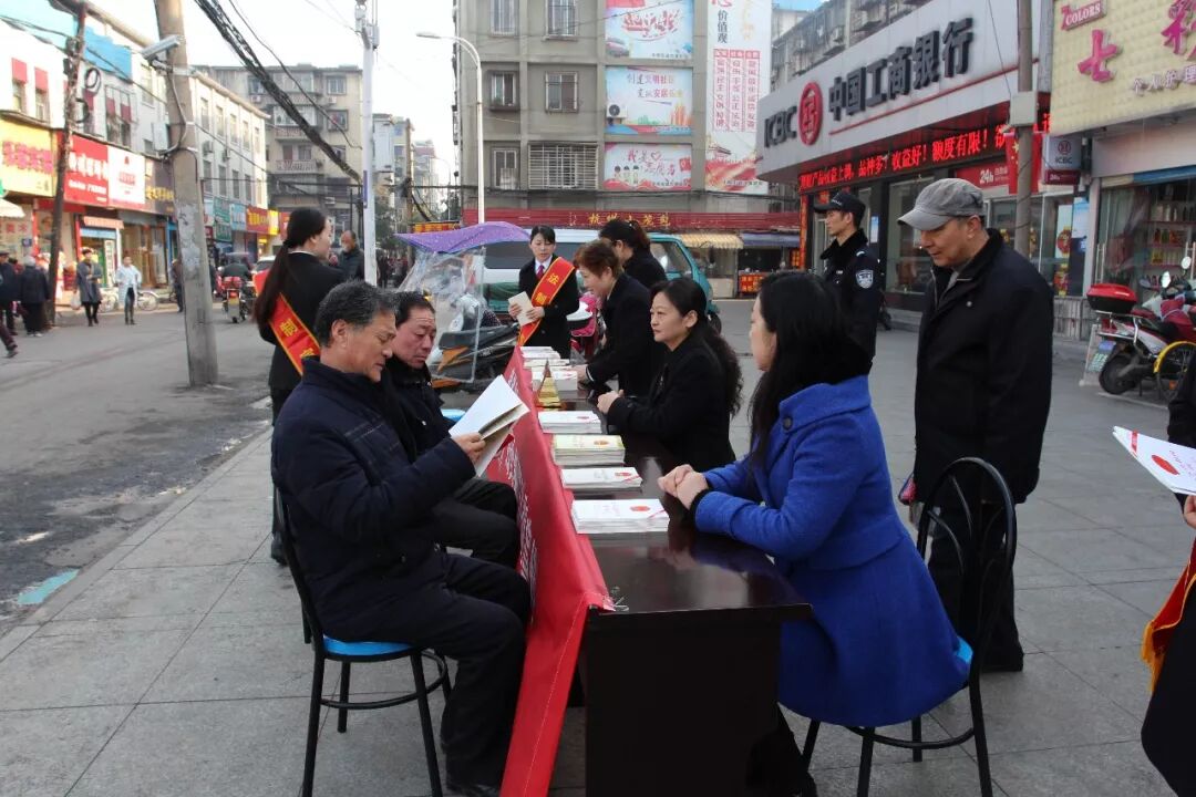 襄铁法院女法官为社区群众发放法律宣传资料 .JPG