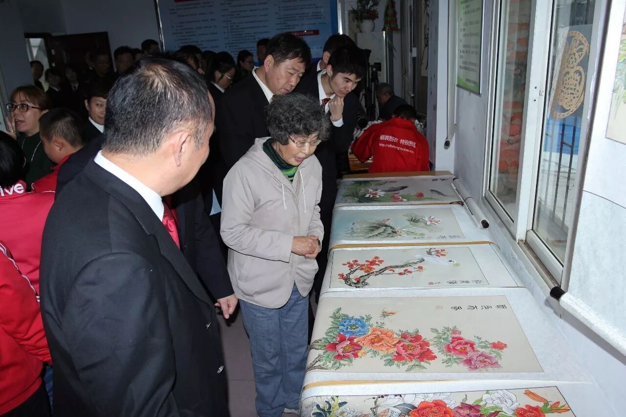5我院党员干警观看阳光家园“特奥班”人员绘画作品.JPG