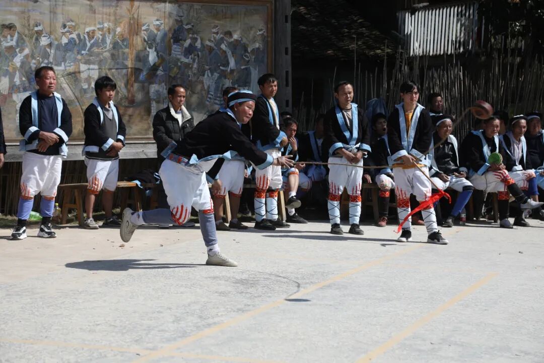 新春走基层荔波瑶族民间陀螺赛让村寨年味满满