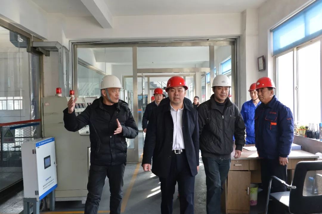 宫权首先来到烟台东昌供热有限责任公司,实地察看了锅炉房和供热监控