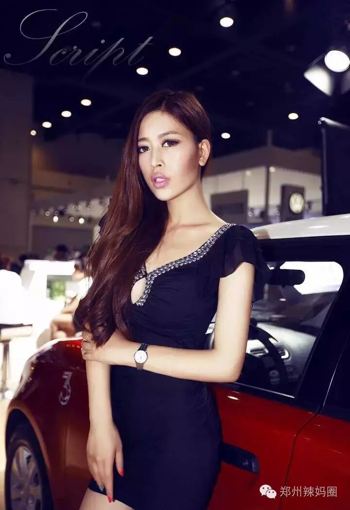 (车展现场气场满满的二丫)