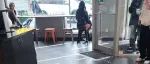 无法无天！非裔女子闯入法拉盛面包店捣乱！店家无奈：哪怕报警也不能阻止罪案发生！