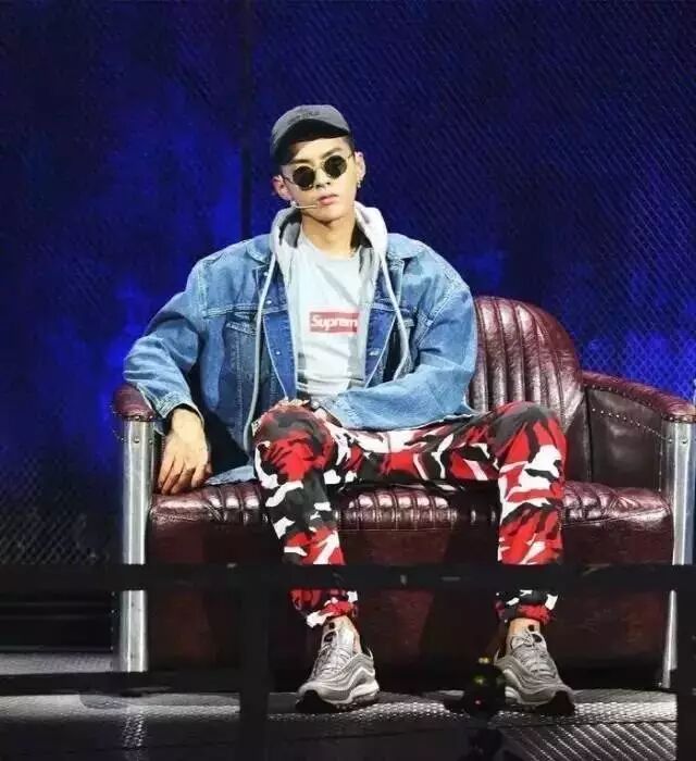 你觉得吴亦凡在《中国有嘻哈》里的衣品怎么样?