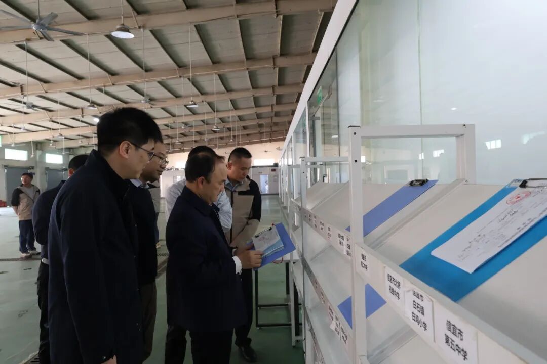 4何董在信华供应链公司慰问一线员工.JPG