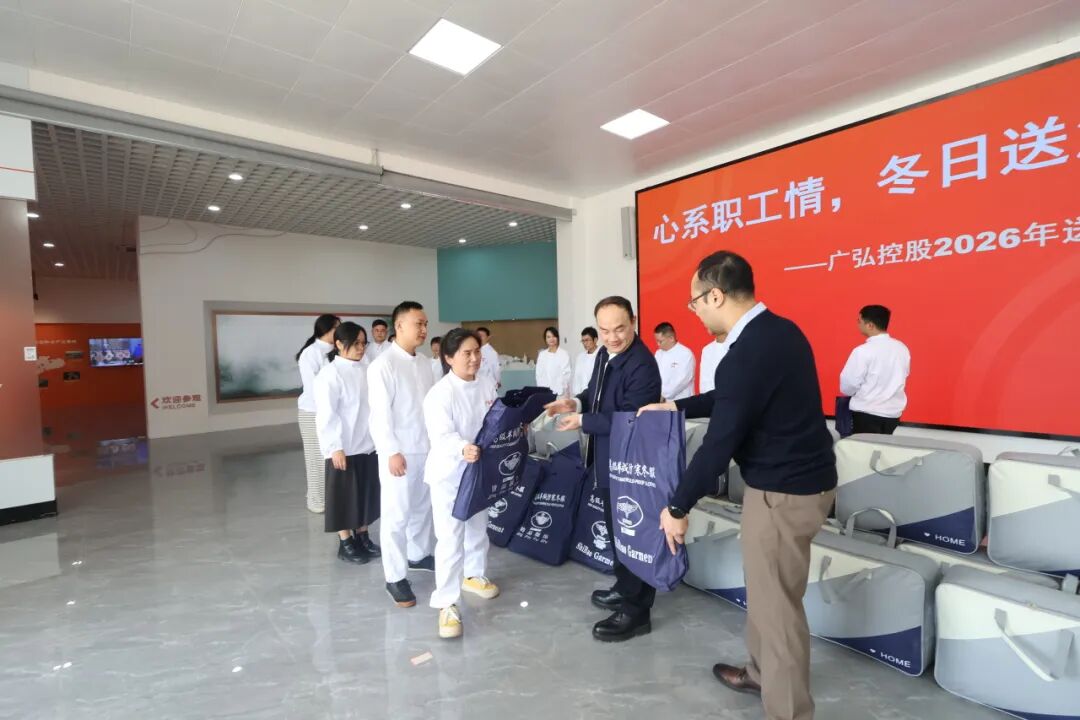 3何董在信华食品公司慰问一线员工.JPG