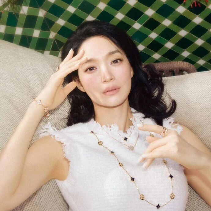 申敏儿登 Vogue Korea 七月珠宝特刊:演绎 LV 高级珠宝主题 时光沉淀的从容气韵尽显高级质感