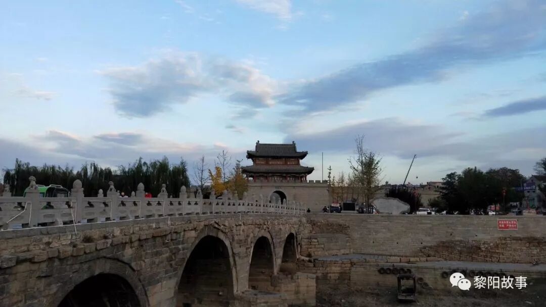 浚县古城因黄河水的泛滥,从汉唐时期南邻黄河,到明洪武三年(1370)迁至