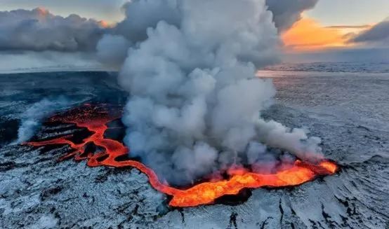 冰岛火山(图源:视觉中国)b中心式喷发:岩浆经过地壳中一条管道冲出